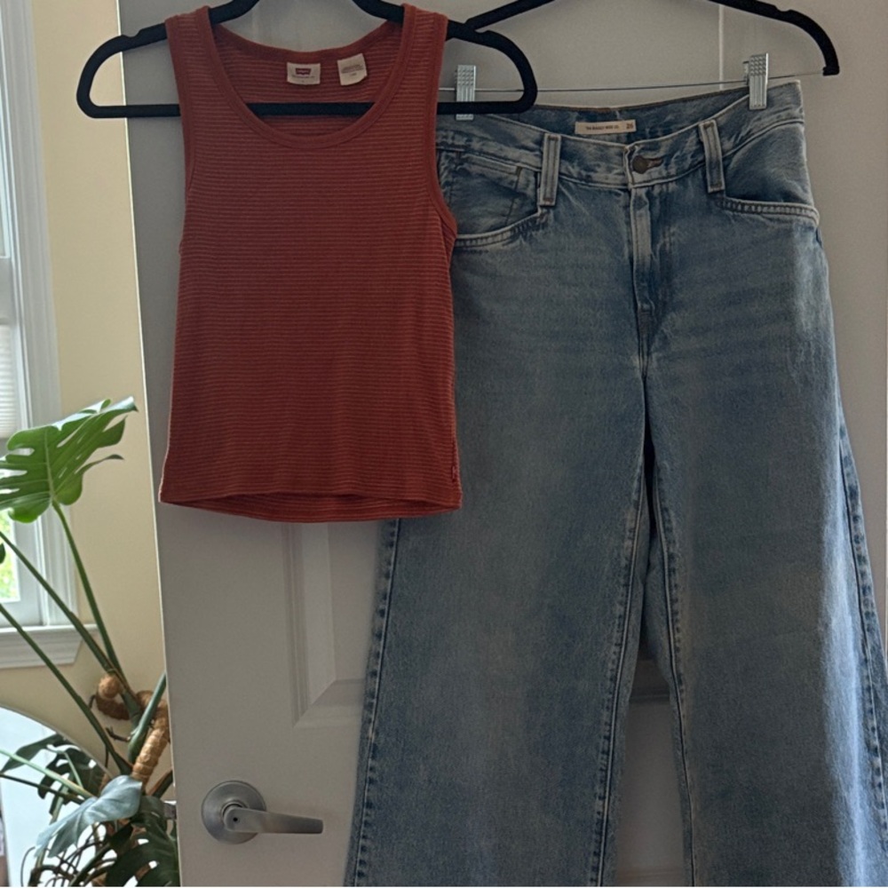 Wide Leg Light Wash Women Jeans - Blue SET with Levi tank top